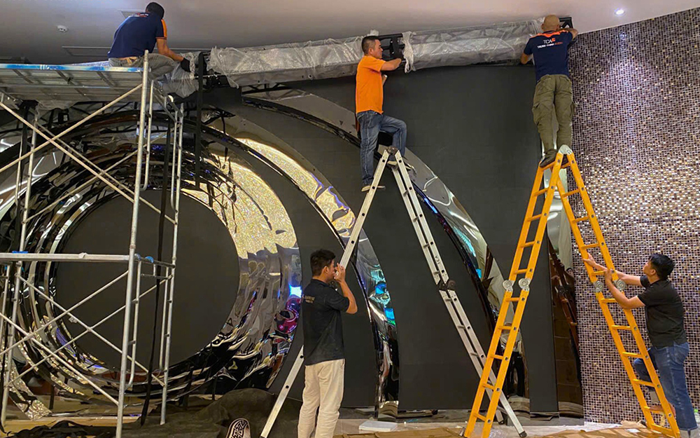 Kỹ thuật viên triển khai lắp đặt hệ thống âm thanh hội trường tại khách sạn Sheraton